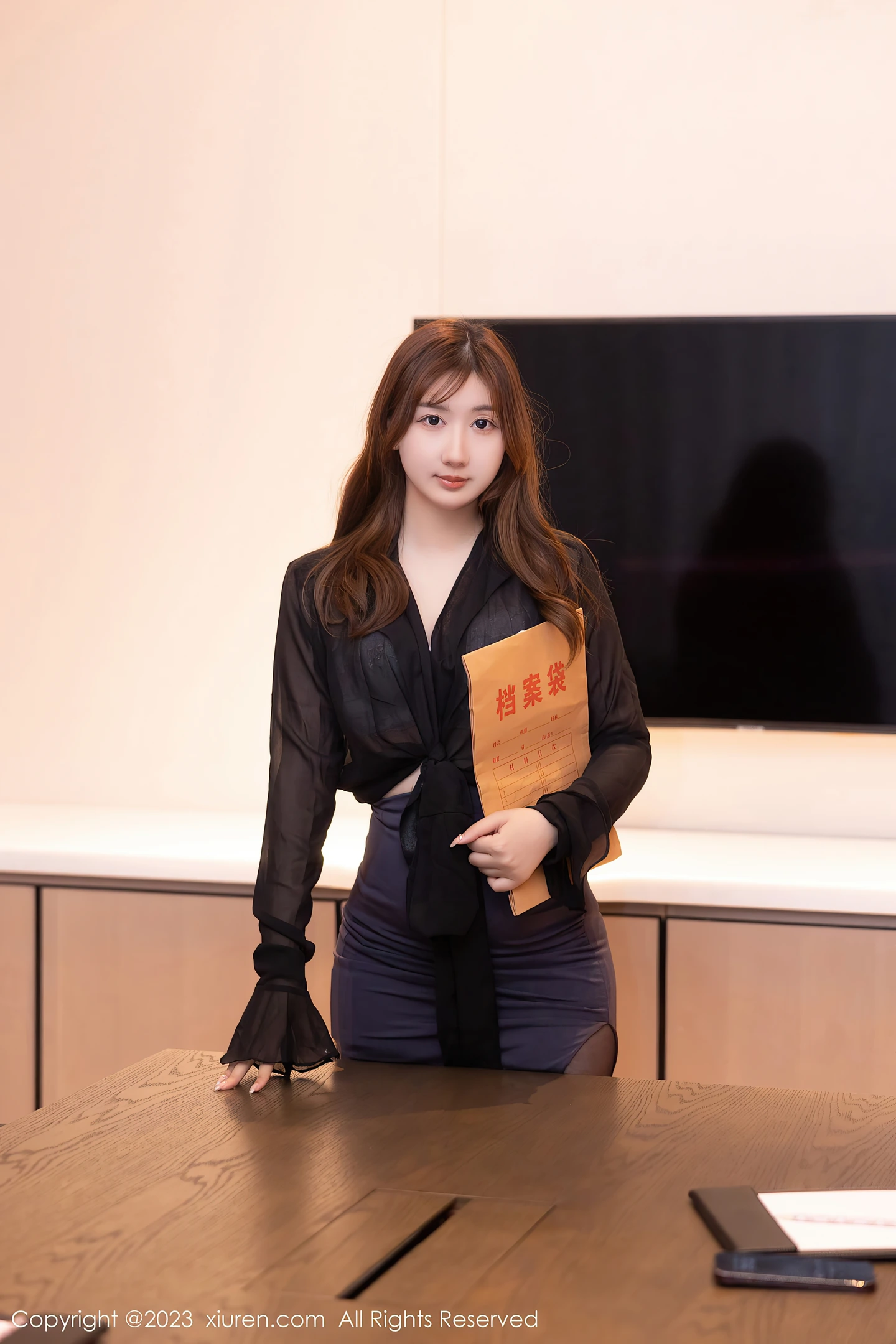 图片[2]-[XiuRen秀人网]VOL.6848 模特江真真性感Ol制服露灰色内衣配超薄黑丝秀丰腴身材诱惑写真78P-秀人网官方网站